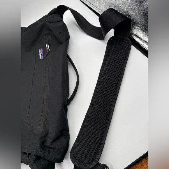 Patagonia Half Mass Messenger Crossbody Backpack Bag - Picture 9 of 14